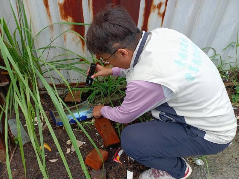 監測人員巡查積水容器已孳生病媒蚊幼蟲
